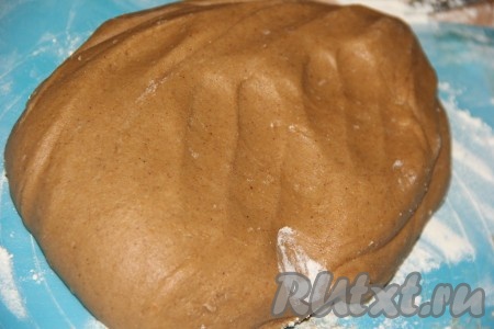 После замеса тесто получится нежным, мягким, слегка липнущим. Забивать тесто мукой не нужно, чтобы пряники не получились жёсткими.
