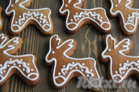 Полностью остывшие пряники раскрасить по вашему желанию и оставить часов на 10 для полного застывания глазури. Такая выпечка может отлично храниться несколько месяцев.