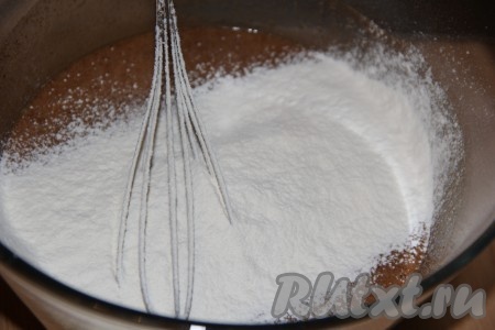 Добавить соду и всыпать постепенно просеянную муку, перемешивая тесто вначале ложкой (или лопаткой), а затем, переложив его на присыпанный мукой стол, вымесить руками.
