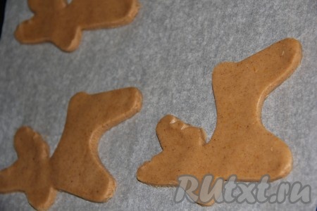 Сформированные пряники выложить на застеленный пергаментной бумагой противень. Из оставшегося теста тоже сформировать пряники и выложить их на застеленный противень.
