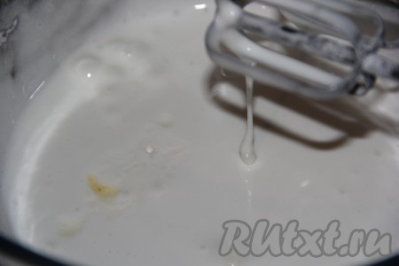 Для того чтобы приготовить глазурь, нужно поместить охлаждённый белок в чистую сухую миску и взбить до пышной пены с помощью миксера, затем, не прекращая взбивать, всыпать сахарную пудру и взбивать ещё около 5-7 минут. Влить в глазурь лимонный сок и ещё раз взбить. Глазурь получится блестящей, в меру густой, переложить её в кулинарный мешок.
