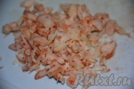 Креветки очистить и мелко нарезать (несколько очищенных креветок я не нарезала, а отложила для украшения).
