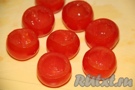 Помидоры черри вымыть, острым ножом срезать с каждого помидорчика верхушку и с помощью чайной ложки удалить мякоть. Должны получиться "стаканчики".
