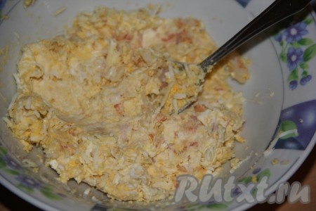 Тщательно перемешать и начинка для фарширования помидоров черри готова.
