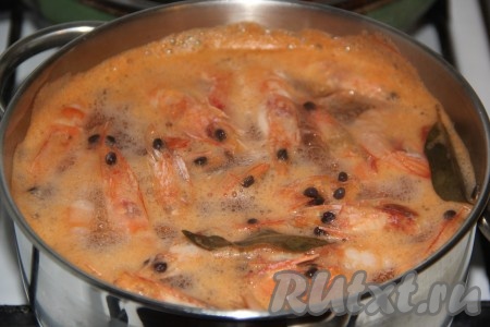 Всыпать креветки в кипящую воду. Варить с момента закипания воды 2 минуты. Затем откинуть креветки на дуршлаг и остудить.
