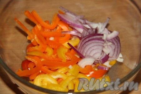 Лук нарезать тонкими полукольцами. Нарезать болгарский перец соломкой. Выложить помидоры, перец, лук в салатник.
