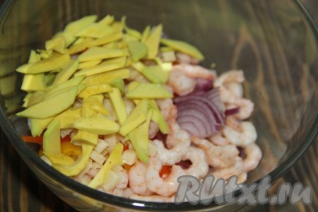 Добавить сыр и мякоть из одного авокадо в салатник.
