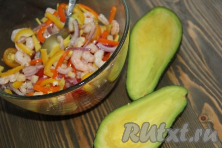 Салат с креветками заправить солью, маслом и уксусом, перемешать.
