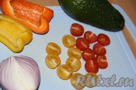 Авокадо, болгарский перец и помидоры вымыть. Перец очистить от семян. Лук очистить от шелухи и промыть. Помидоры черри разрезать пополам.
