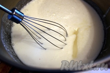 Добавить растительное масло и яйца.
