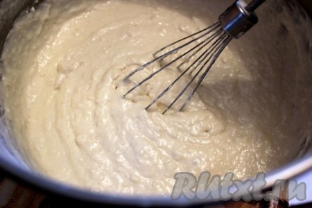 Немного перемешать и добавить муку. Тщательно перемешать. Тесто будет густое, как для оладий.
