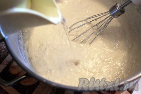 Затем струйкой, при помешивании, влить кипяток до консистенции блинного теста.