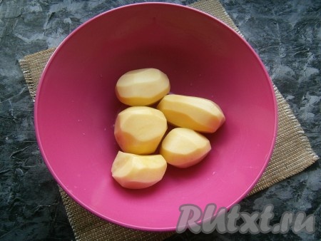 Морковь и картофель очистить и вымыть.
