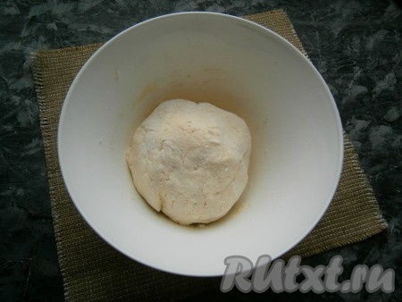Тесто получится мягким, но достаточно плотным, чуть липнущим. Муки может понадобиться больше или меньше - это зависит от величины яйца и влажности творога.
