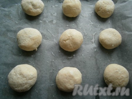 Застелить бумагой для выпечки противень. Бумагу немного смазать растительным маслом. Руками, смазанными этим же маслом, сформировать шарики из теста (каждый шарик весом около 40 грамм). У меня получилось 9 шариков, которые нужно выложить на противень на достаточном расстоянии друг от друга.
