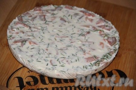 Перевернуть чизкейк, приготовленный с красной рыбой, на плоскую тарелку (или доску для подачи), убрав плёнку.
