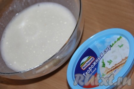 Как только желатин набухнет, прогреть его в микроволновке до полного растворения. Я ставлю набухший желатин на несколько секунд в микроволновку, а потом перемешиваю. Затем снова ставлю на несколько секунд, достаю и перемешиваю. Масса станет слегка тёплой, а желатин полностью растворится. Добавить в желатиновую массу творожный сыр.
