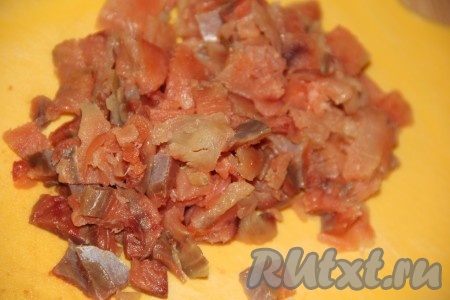 Слабосолёную рыбу (я взяла слабосолёную горбушу) нарезать на мелкие кусочки. 