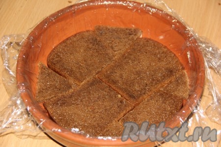 Форму (у меня форма диаметром 20 см) застелить пищевой плёнкой. Выложить кусочки хлеба так, чтобы они полностью покрыли дно формы.
