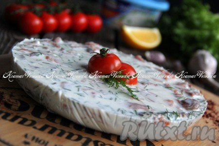 Украсить рыбный чизкейк, по желанию, затем нарезать и подать к столу в качестве холодной закуски. Блюдо получается нежным и очень вкусным, оно прекрасно разнообразит праздничное меню!
