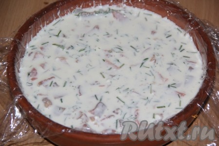 Вначале поверх хлеба аккуратно влить часть творожно-желатиновой массы, чтобы хлебушек немного пропитался, а затем полностью вылить всю творожно-желатиновую массу. Накрыть форму пищевой плёнкой и поставить рыбный чизкейк в холодильник на несколько часов (до полного застывания).
