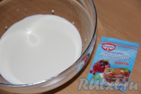 Желатин развести в холодных сливках и оставить для набухания на 30 минут.
