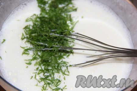 Творожный сыр перемешать венчиком с желатиновой массой до однородного состояния. Затем добавить укроп, снова перемешать венчиком.
