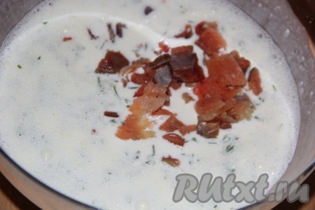 Сюда же выложить кусочки красной рыбы и перемешать ложкой творожно-желатиновую массу.
