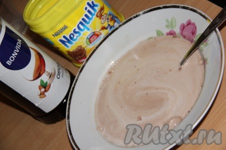 В смесь молока и какао добавить сахарную пудру (или сироп), перемешать.
