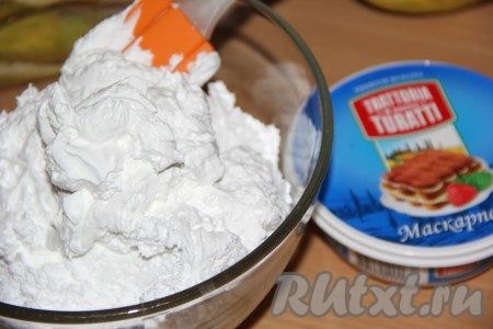 Сливки для взбивания хорошо остудить и взбить до стойких пиков с помощью миксера.
