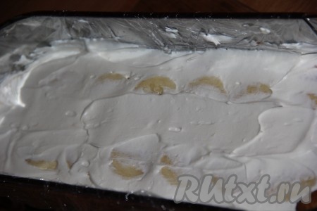 Покрыть бананы тонким слоем крема.
