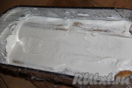 Промазать печенье кремом из сливок и маскарпоне, равномерно распределяя крем.
