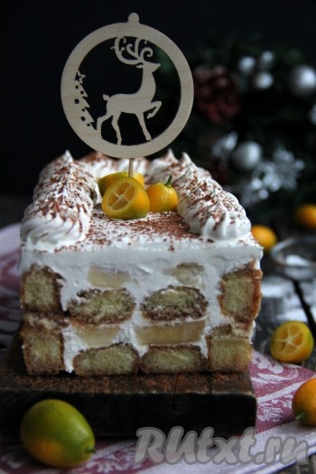 Снова выложить в один слой печенье, смоченное в молоке и какао, смазать кремом. Затем идёт слой нарезанных бананов, смазать равномерно кремом. Оставшийся крем убрать в холодильник (он потребуется для украшения тирамису). Поставить десерт для пропитки в холодильник на пару часов (можно поставить и на ночь). Затем готовый банановый тирамису аккуратно перевернуть на плоскую тарелку для подачи, пищевую плёнку убрать. Крем, который мы оставляли для украшения, достать из холодильника, переложить в кулинарный мешок с фигурной насадкой и отсадить поверх десерта, посыпать сверху какао. Нежный, вкусный тирамису с бананом подать к столу. Этот десерт несомненно понравится и детям, и взрослым!
