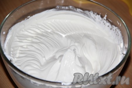 К взбитым сливкам добавить маскарпоне и взбить крем на низкой скорости миксера до однородного состояния.
