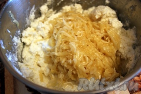 Крупный банан или пару небольших бананов натереть и добавить в творожную массу, равномерно перемешать.