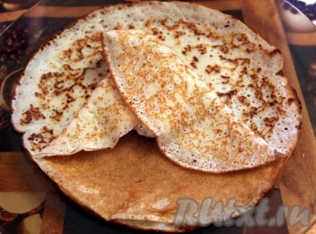 Начинка для блинов из творога с бананом готова и можно нафаршировать блины.