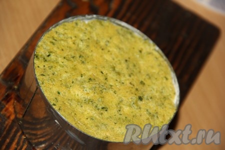 Слегка смазать красную рыбу творожным сыром и выложить следующий корж. Таким образом собрать весь закусочный торт. Верхний слой - корж. Бортики аккуратно убрать.
