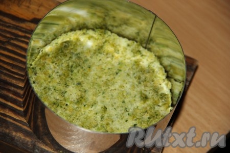 Остывший корж можно просто разрезать на квадраты. Я же решила вырезать из него круги диаметром 12 см. У меня получилось 4 круглых коржа. Вложить первый корж в бортики (или просто положить на тарелку).&nbsp;
