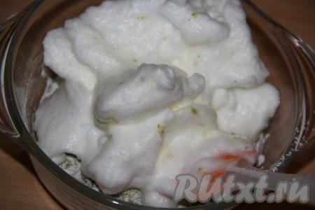 Соединить белки с тестом.
