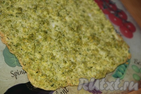 Готовый корж достать из духовки, дать немного остыть, затем перевернуть и снять пергамент. Коржу дать полностью остыть.
