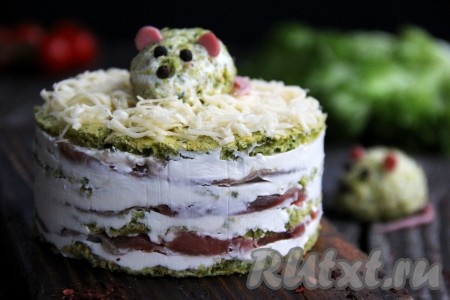 Верх торта можно посыпать натёртым твёрдым сыром или смазать творожным сыром. Я из остатков коржа сделала мышек для украшения, для этого нужно раскрошить корж, добавить немного творожного сыра и из получившейся массы сформировать мышек, глазки и носик можно сделать из горошин чёрного перца, а ушки и хвостик - из кусочка колбасы. Оставить торт для пропитки на пару часов в холодильнике. Вот такой красивый и очень вкусный закусочный торт, приготовленный с красной рыбой и творожным сыром, получился.
