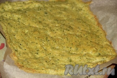 Выпекать корж в разогретой духовке, примерно, 10 минут при температуре 180 градусов.
