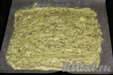 Противень застелить пергаментом и слегка смазать растительным маслом. Выложить массу и разровнять. У меня размер противня 30х28 см, тесто заняло не весь противень.
