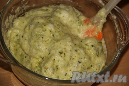 Аккуратно подмешать белки в тесто с помощью лопатки. Тесто получится воздушным.
