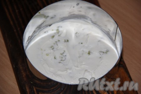 Смазать корж творожным сыром.
