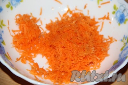 Сырую морковь очистить, натереть на мелкой тёрке в глубокую тарелку (или миску).