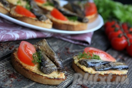 По желанию, украсить яркую, сытную закуску веточками зелени, а затем подать к повседневному или праздничному столу. Вот так просто и достаточно быстро можно приготовить очень вкусные, аппетитные бутерброды со шпротами, помидорами и сыром. Всем советую приготовить!