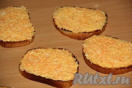 Выложить на каждый обжаренный кусочек хлеба часть морковно-сырной массы.