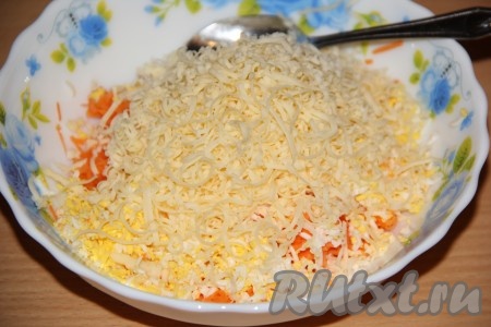 Сюда же выложить сыр, натёртый на мелкой тёрке.