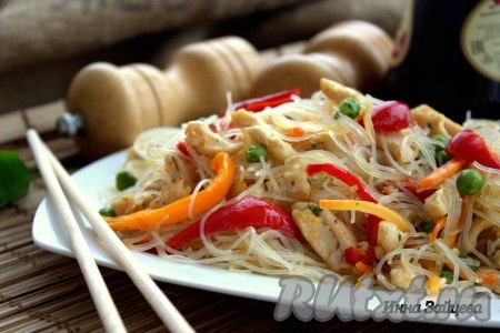 Рисовая лапша с курицей и овощами